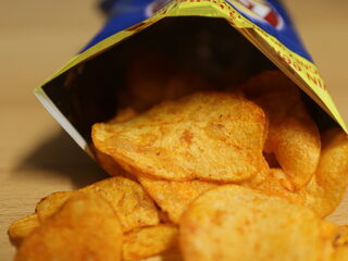 Waarom heeft paprika chips een blauwe zak?