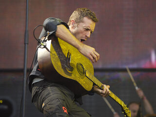 Chris Martin leert dochter 'Blackbird' van The Beatles op gitaar