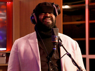 Gregory Porter zingt 'Water Under Bridges' bij de Roodshow