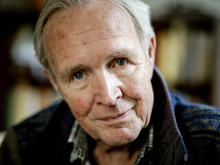 Jan Terlouw praat met Gijs over vrijheidscolleges