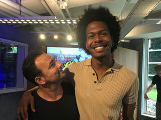 Jeangu Macrooy speelt te gekke Black Keys-cover!