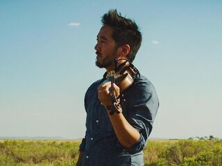 Componist en filmmaker Kishi Bashi zet zich actief in tegen segregatie