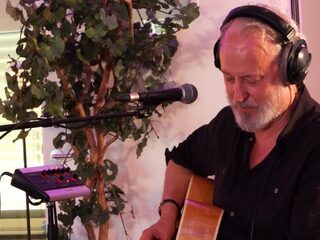 Muziekcafé vanuit de studio met Rowwen Hèze