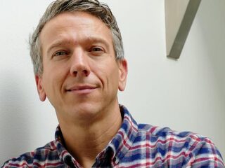 Michiel de Gooijer maakt het zijn missie mensen bij elkaar te brengen met betekenisvolle verhalen