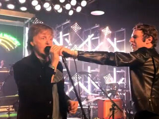 Paul McCartney en Matt Bellamy zingen 'Helter Skelter'