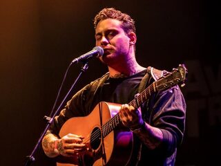 Douwe Bob, Bertolf en Sophie Straat ft. Goldband waren te gast in Muziekcafé