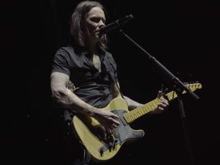 Myles Kennedy speelt 'Hallelujah' op gitaar van Jeff Buckley