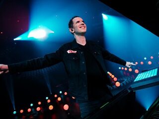 Kijk terug: Top 2000 spectaculair geopend door Bart Arens
