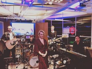 Rachel Kramer zingt haar single 'Dreaming'