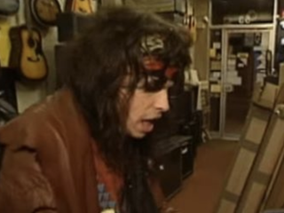 Steven Tyler speelt Dream On in Amsterdamse muziekwinkel