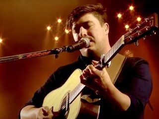 Mumford & Sons in kolkende festivalmenigte met Little Lion Man