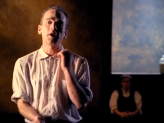 Michael Stipe neemt Losing My Religion van R.E.M. bijna volledig naakt op