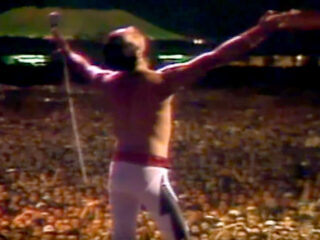 Freddie Mercury dirigeert publiek bij Love Of My Life