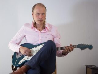 Singer-songwriter Christian Kjellvarder reed door heel West-Europa voor droomgitaar
