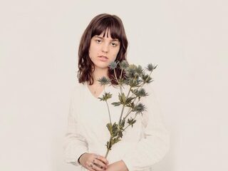 Singer-songwriter Daisy Bellis geeft rust terug aan de natuur met haar muziek