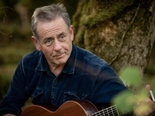 Het leven van folkzanger Luka Bloom veranderde plots tijdens wereldtour