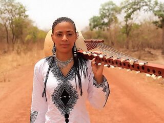 Sona Jobarteh doorbreekt glazen plafond van Gambiaanse muzikale traditie