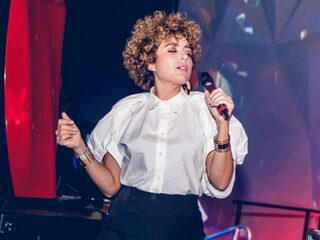 Wat doet de zelfisolatie met zangeres en songwriter Berenice van Leer?