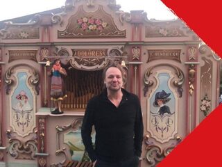 Rob Stenders wordt verrast door Jan-Willem, Jeroen én een draaiorgel!