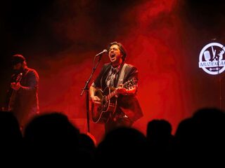 Bekijk hier de optredens van Waylon bij Muziekcafé terug