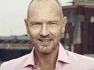 Wouter van der Goes stemt voor de NPO Radio 2 Top 2000