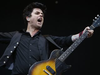 Green Day covert Kiss Rock And Roll All Nite tijdens opening Hella Mega Tour