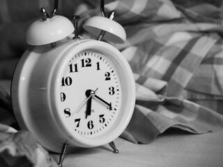 Dit is waarom je 1 minuut voor de wekker wakker wordt