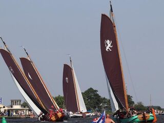 Friese Bas Krom legt met zijn team in een skûtsje de Elfstedentocht af