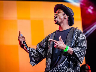 Typhoon scoort eerste Topsong met 'Alles Is Gezegend'