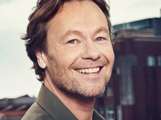 Gijs Staverman stemt voor de NPO Radio 2 Top 2000