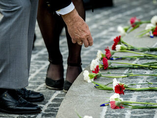 Leg op 4 mei een digitale bloem bij een oorlogsmonument
