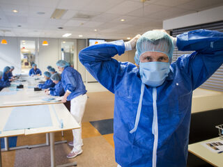 Vrijwilligers maken honderden mondkapjes per dag