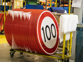 Hoe zit het precies met de 100 km/uur-regeling?