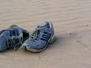 Anton loopt 2600 kilometer op blote voeten voor het goede doel