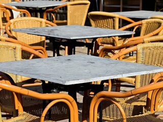 De enige reden dat café-eigenaar Florent opening terras aandurft