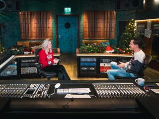 Bart Arens en Miss Montreal ontleden kersthit ‘Being Alone At Christmas'