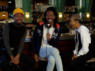 Jeangu speelt wie van de drie met backing vocals Xillan en Milaisa