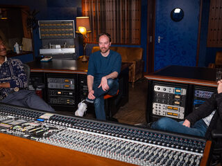 Bart en Jeangu Macrooy ontleden het songfestivalnummer Birth Of A New Age