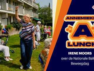 Irene Moors gymt met ouderen tijdens Nationale Balkon Beweegdag