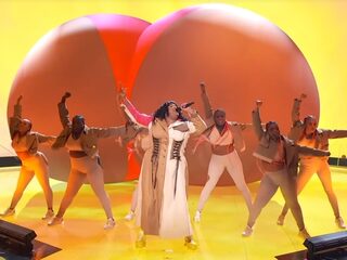 Lizzo treedt op met een gigantische billen-ballon