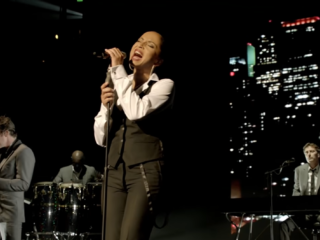Sade trakteert fans in 2011 op spectaculaire live-versie Smooth Operator