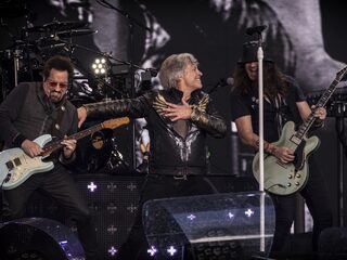 Bon Jovi bewijst wilde haren niet verloren te zijn