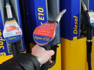 Niet alle auto's kunnen tegen E10 brandstof