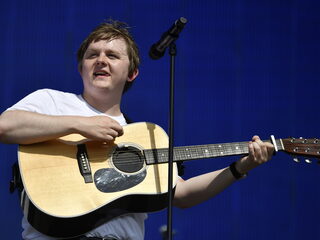 Lewis Capaldi geeft concertkaartjes weg aan Tindermatches