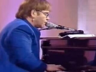 Elton John schrijft een nummer aan de hand van een ovenhandleiding