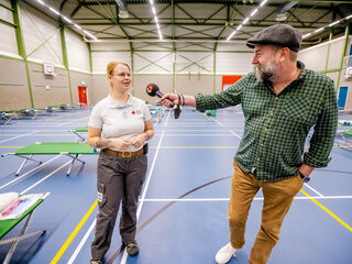 Jeroen krijgt een rondleiding in opvanglocatie Rode Kruis
