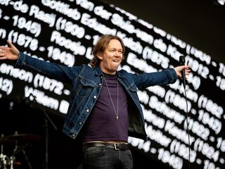 Win een vinylplaat van Van Dik Hout