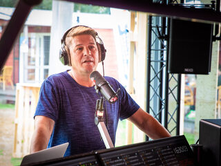 Martijn Krabbé was co-host tijdens 100 uur radio voor KWF