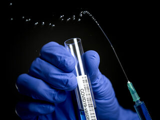 Oxford-vaccin blijkt veilig! Kan de vlag al uit?