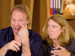 Gluurt Rob naar de borsten van Caroline?